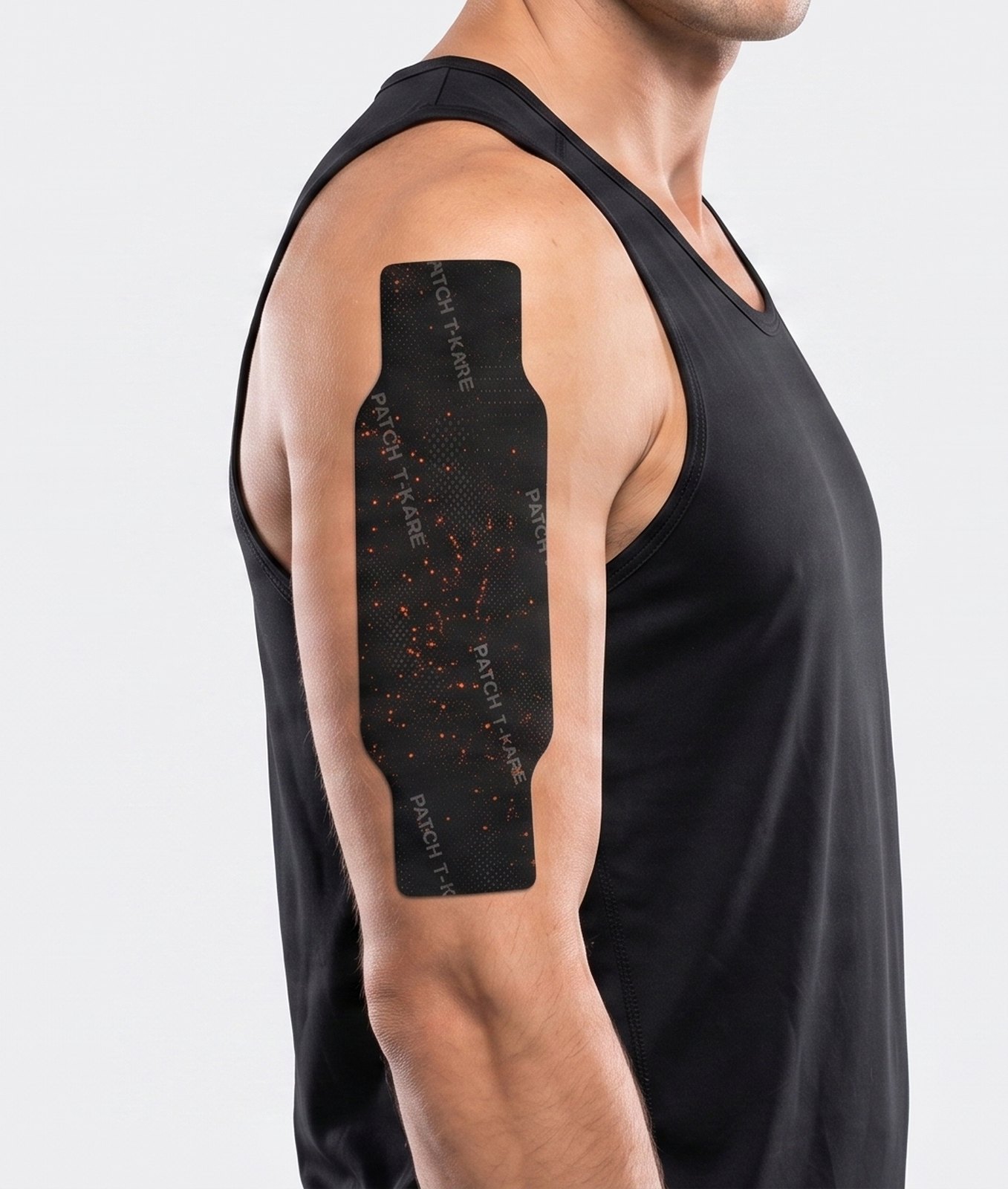 Homme athlétique de profil, patch T-KARE posé verticalement sur le bras entre le coude et l'épaule