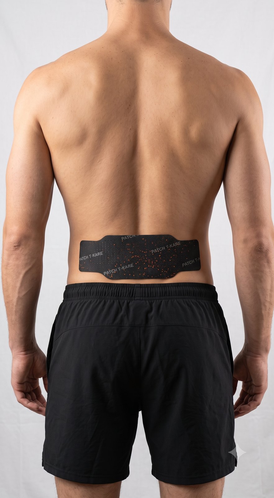 Homme athlétique de dos, patch T-KARE posé à l'horizontale en bas du dos